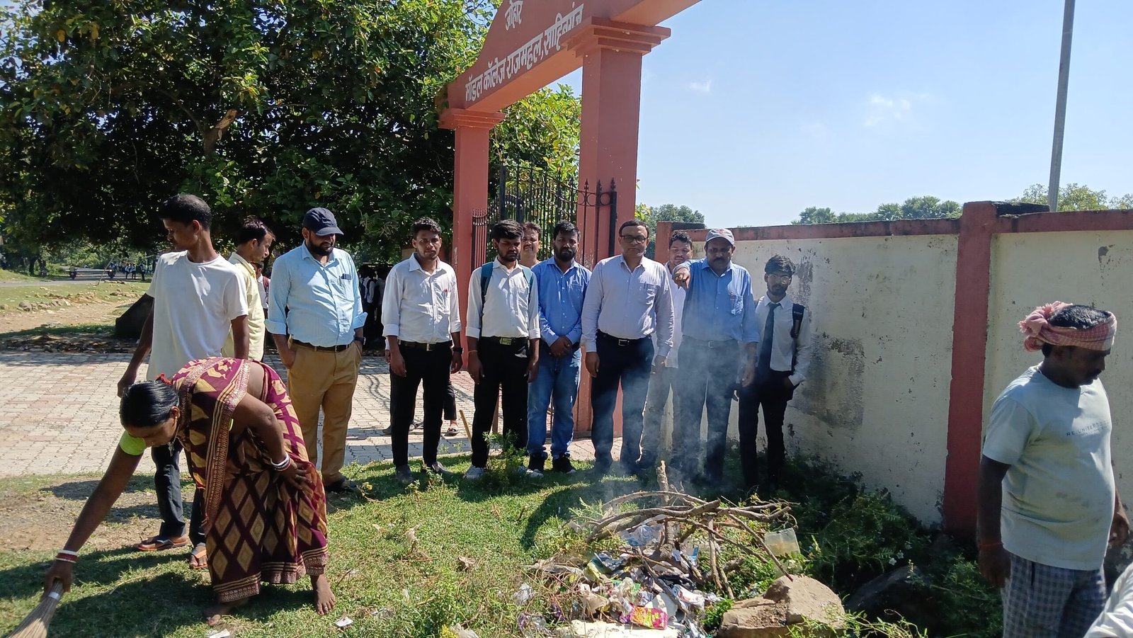 स्वच्छता पखवाड़ा के तहत मॉडल कॉलेज चलाया गया सफाई अभियान स्वच्छता पखवाड़ा के तहत मॉडल कॉलेज चलाया गया सफाई अभियान