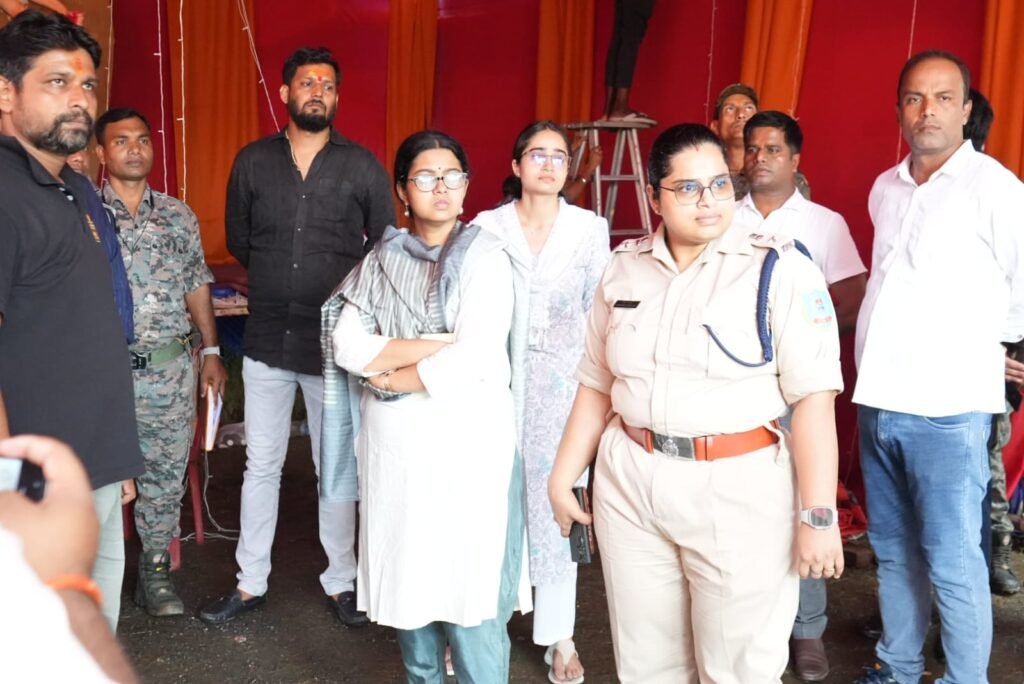 डीसी-एसपी ने शहर का भ्रमण कर दुर्गा बाड़ी,साहित्य समाज चौक,हाउसिंग कॉलोनी,रेड़मा में बनाये जा रहे पूजा पंडालो का किया निरीक्षण