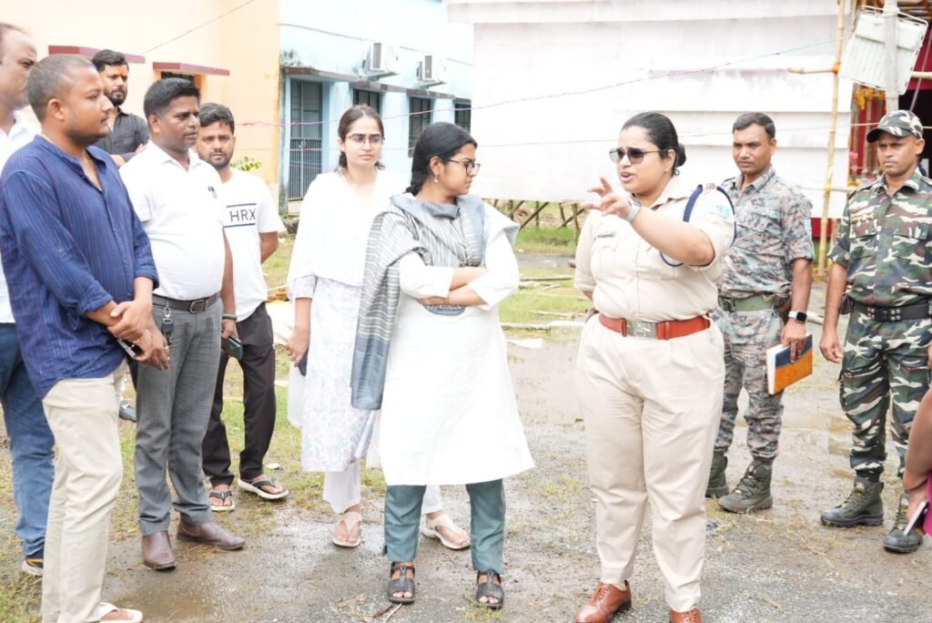 डीसी-एसपी ने शहर का भ्रमण कर दुर्गा बाड़ी,साहित्य समाज चौक,हाउसिंग कॉलोनी,रेड़मा में बनाये जा रहे पूजा पंडालो का किया निरीक्षण