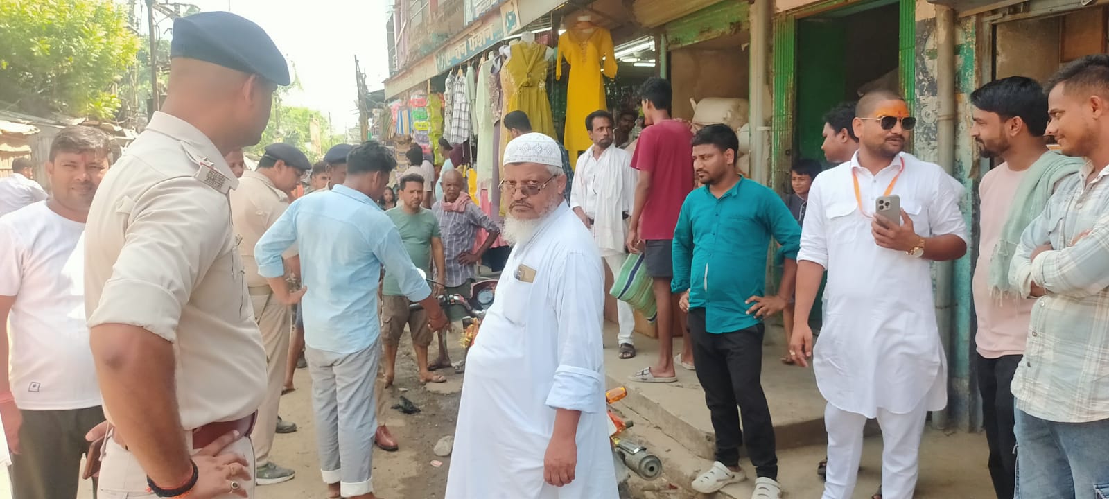 तीनपहाड़ के मुख्य बाजार में खड़े वाहनों को अभियान चलाकर हटाया गया