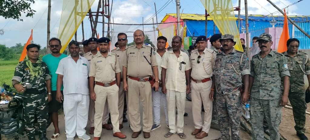 दुर्गा पूजा में शांति- व्यवस्था को लेकर निकला गया फ्लैग मार्च, सुरक्षा व्यवस्था सख्त दुर्गा पूजा में शांति- व्यवस्था को लेकर निकला गया फ्लैग मार्च, सुरक्षा व्यवस्था सख्त
