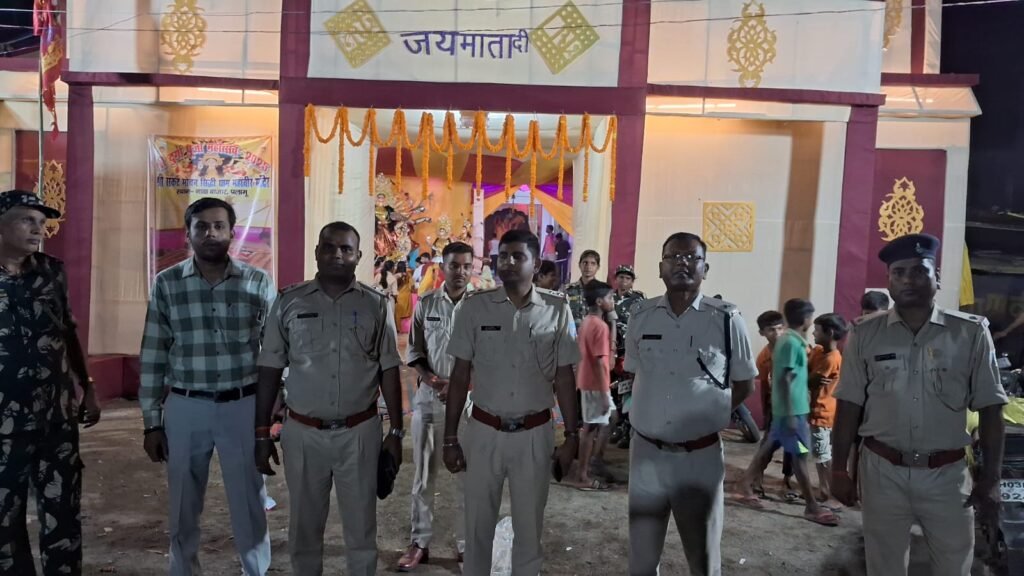 नावा बाजार:दुर्गा पूजा को लेकर निकाली गई फ्लैग मार्च, शांति सौहार्द से दुर्गा पूजा मनाने की अपील नावा बाजार:दुर्गा पूजा को लेकर निकाली गई फ्लैग मार्च, शांति सौहार्द से दुर्गा पूजा मनाने की अपील