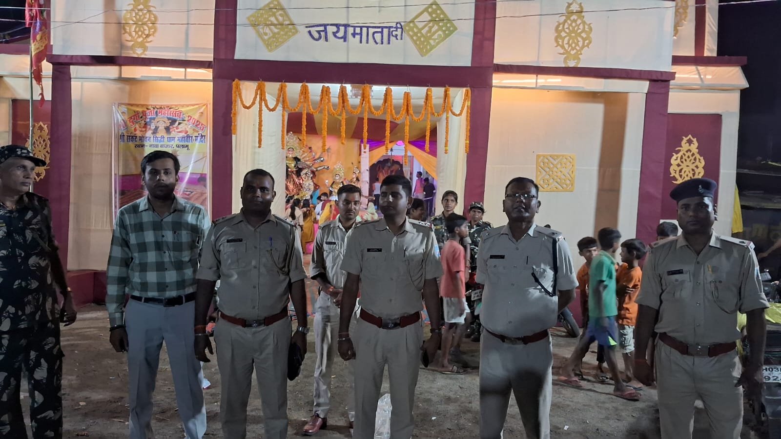 नावा बाजार:दुर्गा पूजा को लेकर निकाली गई फ्लैग मार्च, शांति सौहार्द से दुर्गा पूजा मनाने की अपील नावा बाजार:दुर्गा पूजा को लेकर निकाली गई फ्लैग मार्च, शांति सौहार्द से दुर्गा पूजा मनाने की अपील