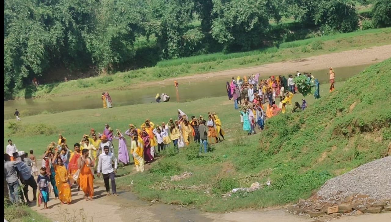 माँ दुर्गे की पट खुलते ही श्रद्धालूओं की उमड़ी भीड़, श्रद्धालुओं ने की पूजा अर्चना
