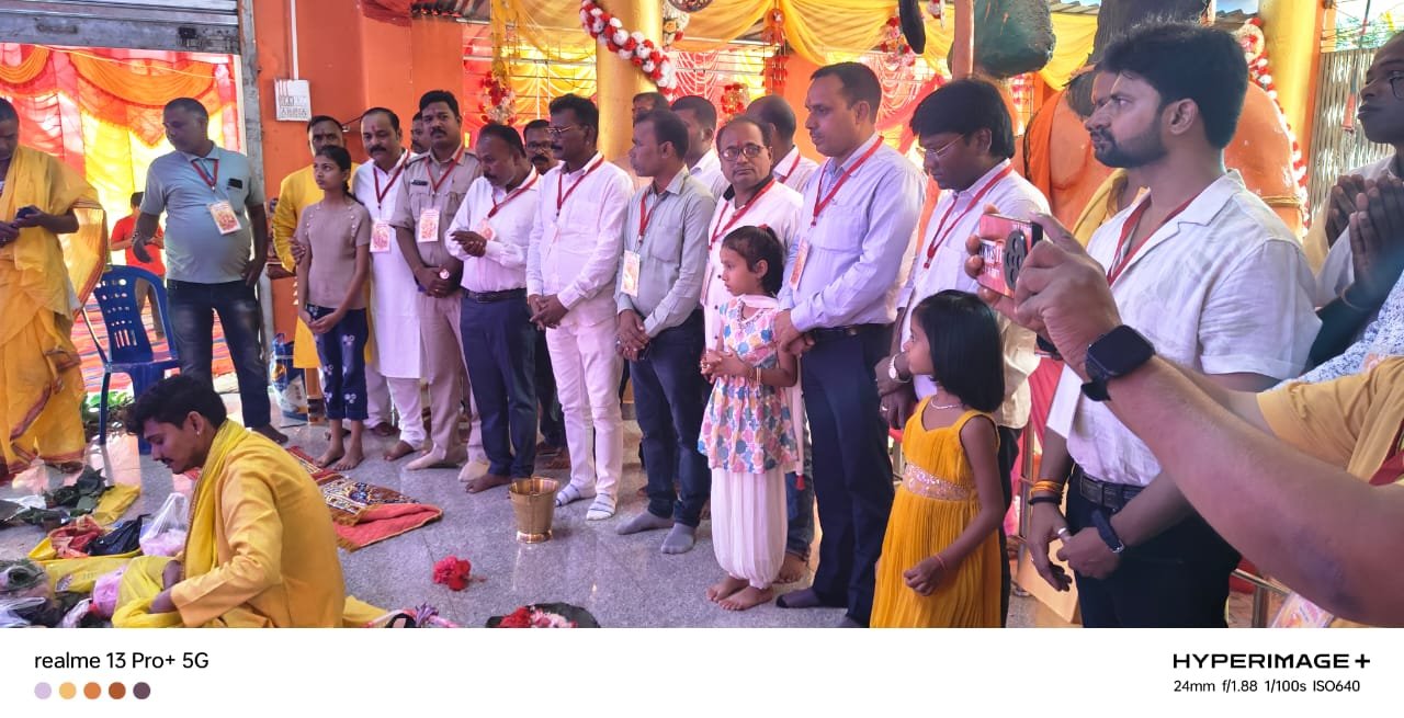 घाघरा में दुर्गा पूजा पंडालों का पट खोला गया ,श्रद्धालुओं की उमड़ी भीड़ घाघरा में दुर्गा पूजा पंडालों का पट खोला गया ,श्रद्धालुओं की उमड़ी भीड़