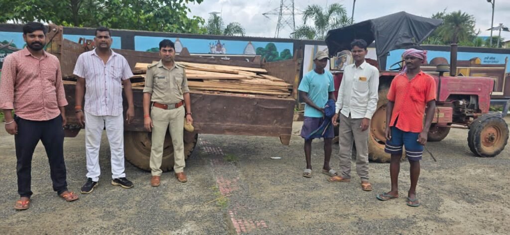 वन विभाग की बड़ी सफलता,दलदली पहाड़ से ट्रैक्टर सहित 110 पीस चिरान लकड़ी किया ज़ब्त वन विभाग की बड़ी सफलता,दलदली पहाड़ से ट्रैक्टर सहित 110 पीस चिरान लकड़ी किया ज़ब्त