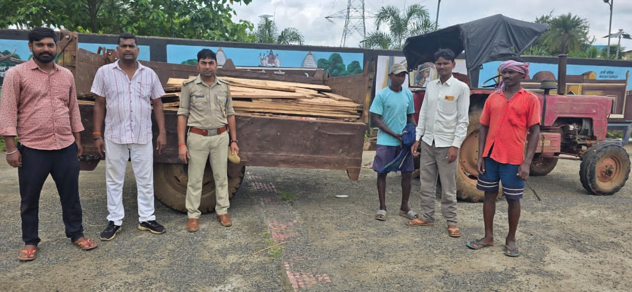 वन विभाग की बड़ी सफलता,दलदली पहाड़ से ट्रैक्टर सहित 110 पीस चिरान लकड़ी किया ज़ब्त वन विभाग की बड़ी सफलता,दलदली पहाड़ से ट्रैक्टर सहित 110 पीस चिरान लकड़ी किया ज़ब्त