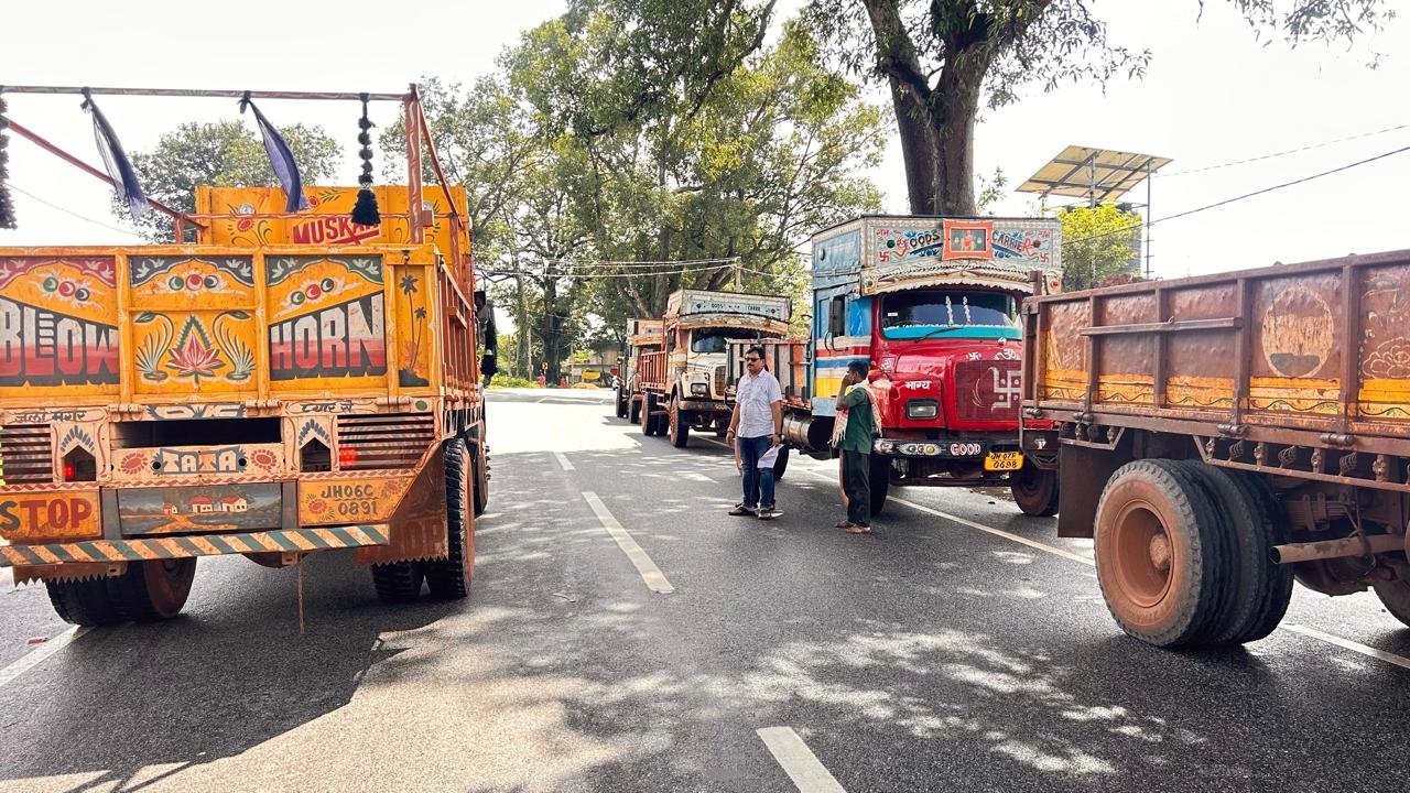 घाघरा गम्हरिया के पास वाहन जांच अभियान, 72 हजार का जुर्माना वसूला घाघरा गम्हरिया के पास वाहन जांच अभियान, 72 हजार का जुर्माना वसूला