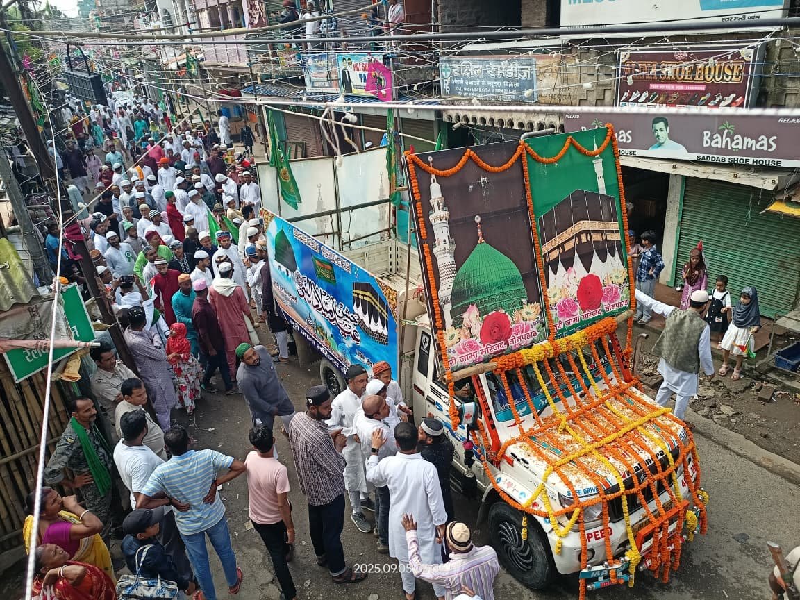 तीनपहाड़ में अकीदत व एहतराम के साथ निकला जुलूस-ए-मोहम्मदी तीनपहाड़ में अकीदत व एहतराम के साथ निकला जुलूस-ए-मोहम्मदी