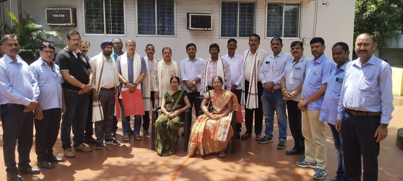 सेवा निवृत्त कर्मियों का विदाई सह सम्मान समारोह आयोजित