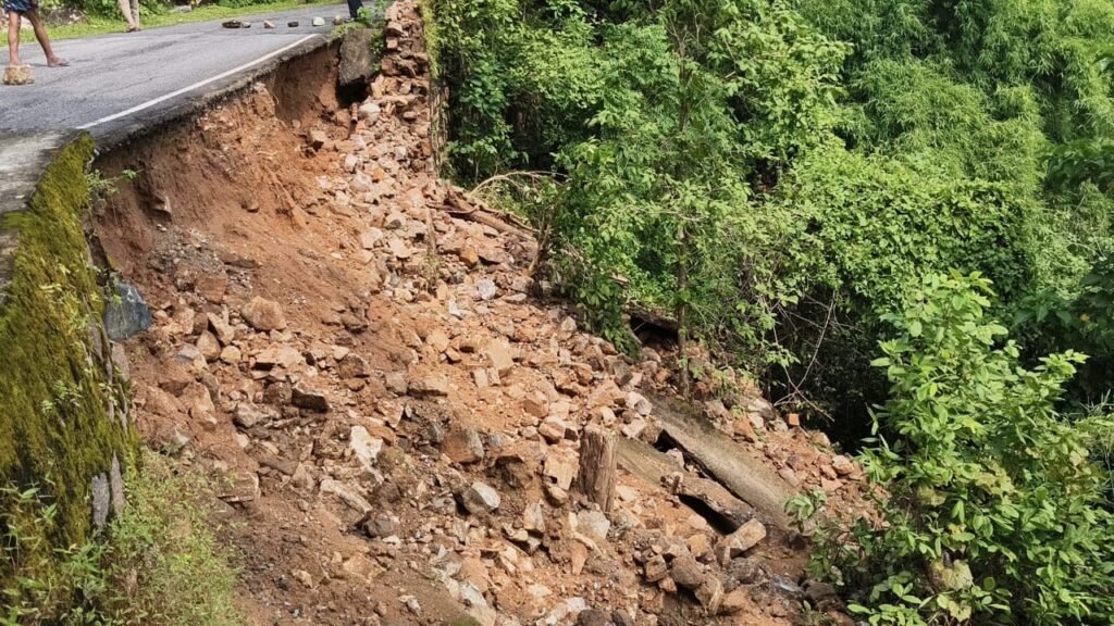 सरयू घाटी में गार्डवाल टूटा, राहगीरों पर मंडराने लगा हादसे का खतरा सरयू घाटी में गार्डवाल टूटा, राहगीरों पर मंडराने लगा हादसे का खतरा