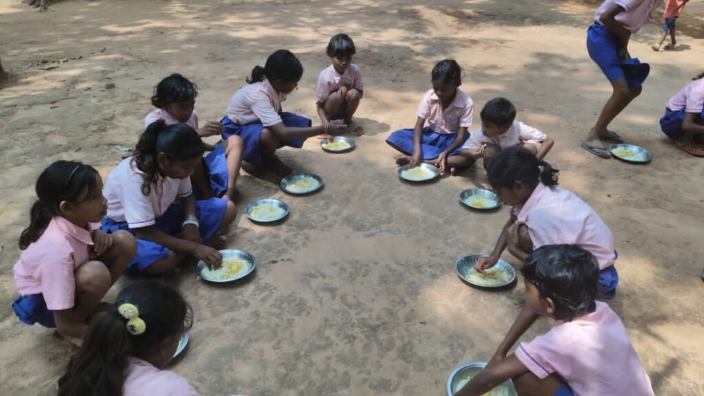 मिड-डे मील से सब्जी गायब, बच्चों के पोषण पर संकट
