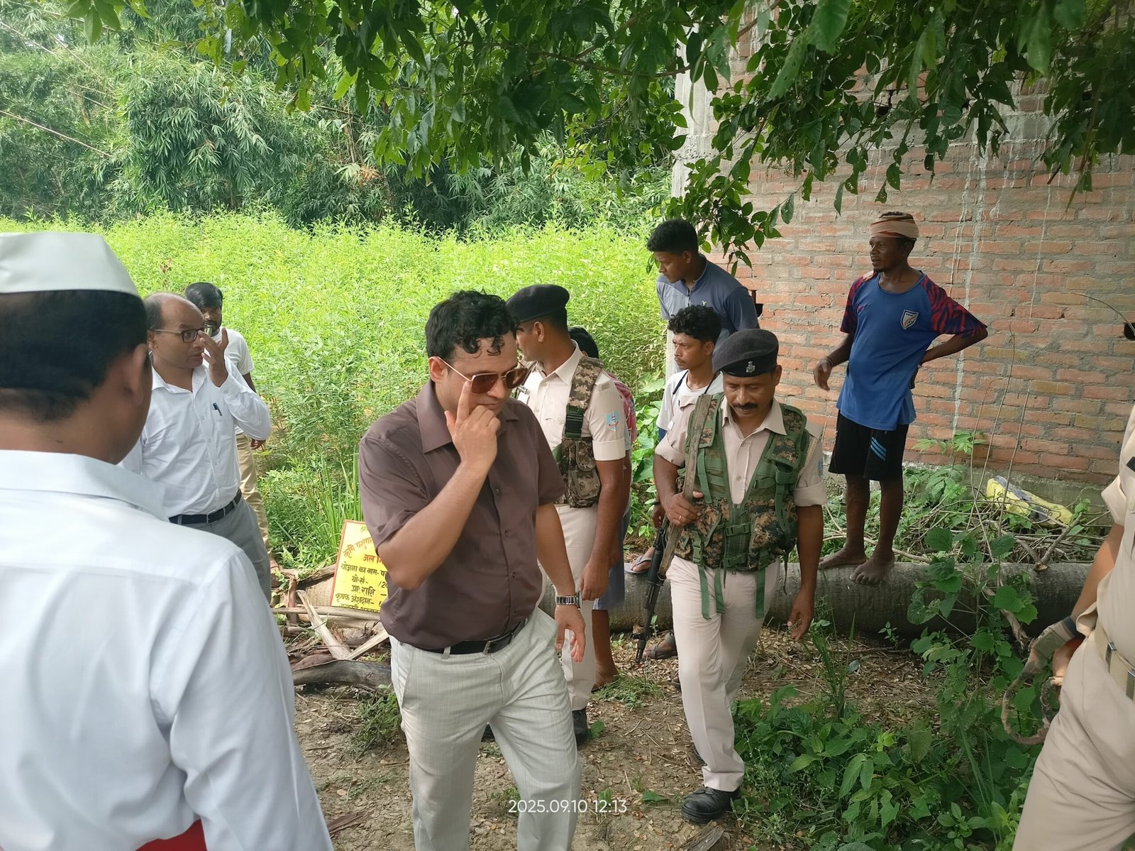 उपायुक्त ने दरला पंचायत में चल रहे विभन्न योजनाओं का निरीक्षण किया उपायुक्त ने दरला पंचायत में चल रहे विभन्न योजनाओं का निरीक्षण किया