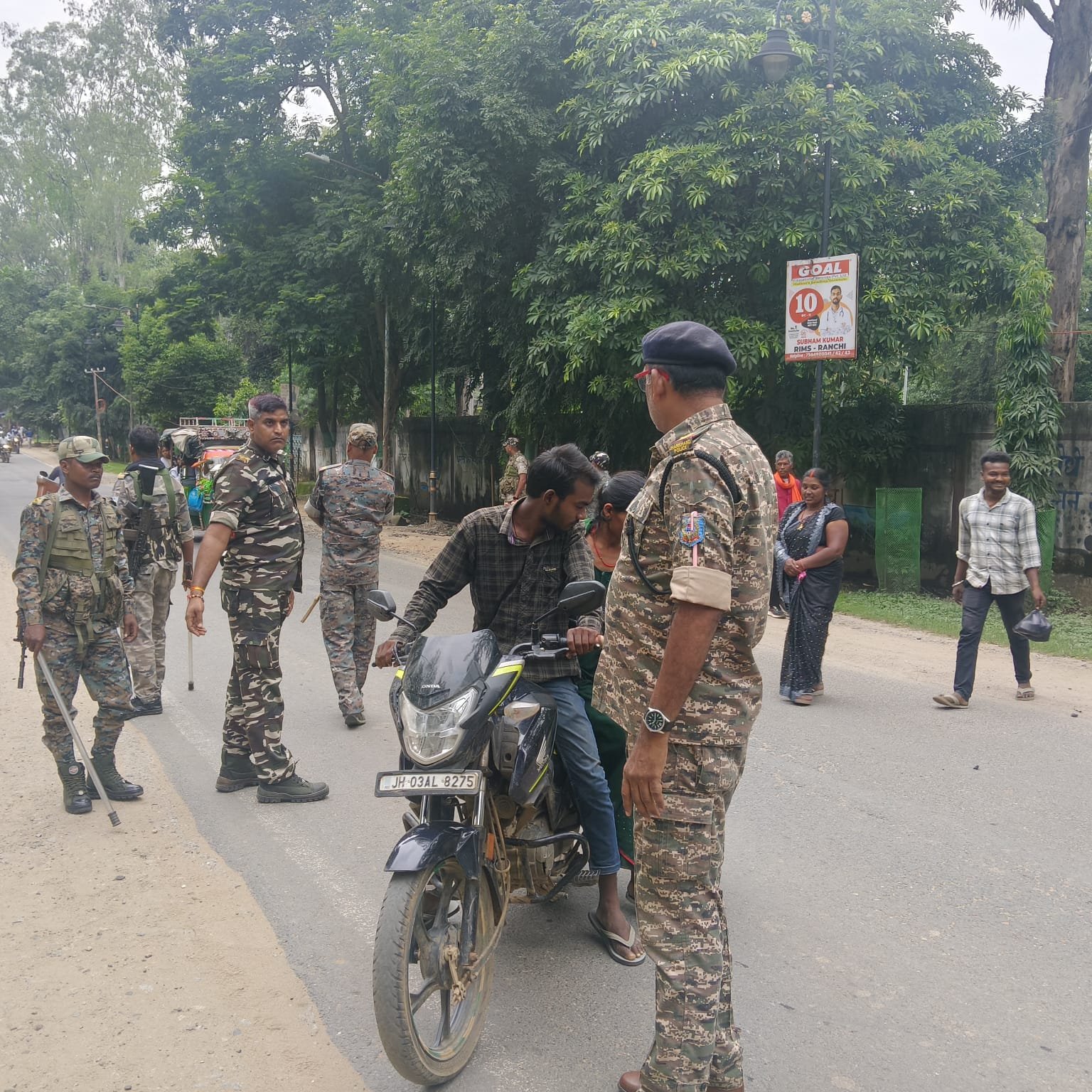 लातेहार में दोपहिया वाहनों की सघन जांच, 20 चालकों पर कार्रवाई लातेहार में दोपहिया वाहनों की सघन जांच, 20 चालकों पर कार्रवाई