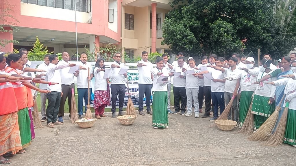 स्वच्छता ही सेवा अभियान 2025 : लातेहार समाहरणालय परिसर में अधिकारियों ने श्रमदान कर दिया स्वच्छता का संदेश