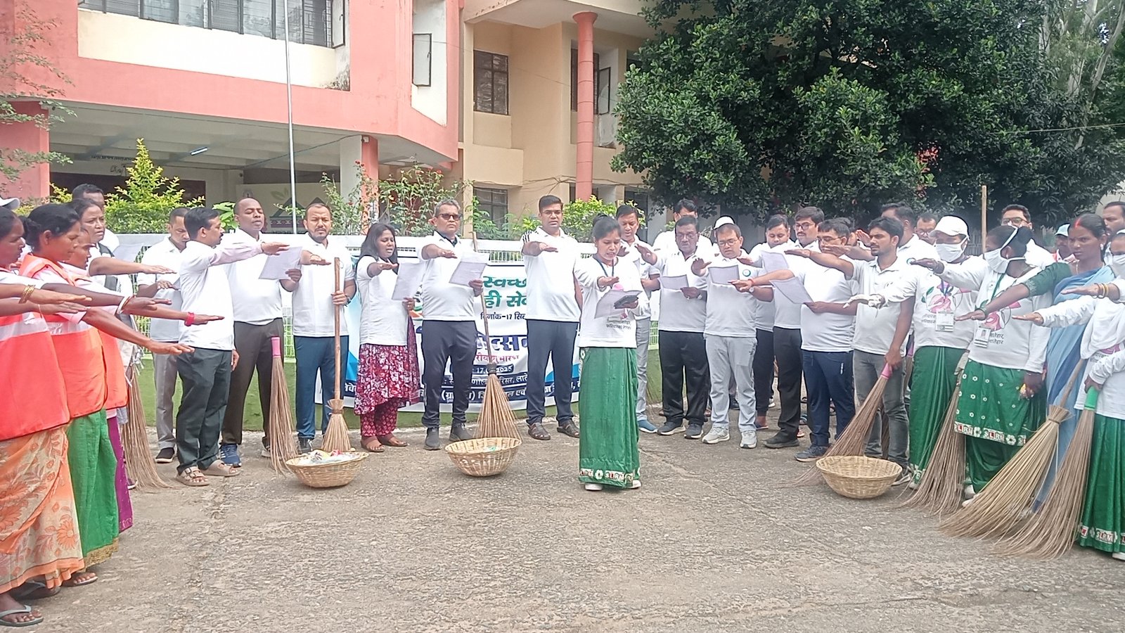 स्वच्छता ही सेवा अभियान 2025 : लातेहार समाहरणालय परिसर में अधिकारियों ने श्रमदान कर दिया स्वच्छता का संदेश स्वच्छता ही सेवा अभियान 2025 : लातेहार समाहरणालय परिसर में अधिकारियों ने श्रमदान कर दिया स्वच्छता का संदेश