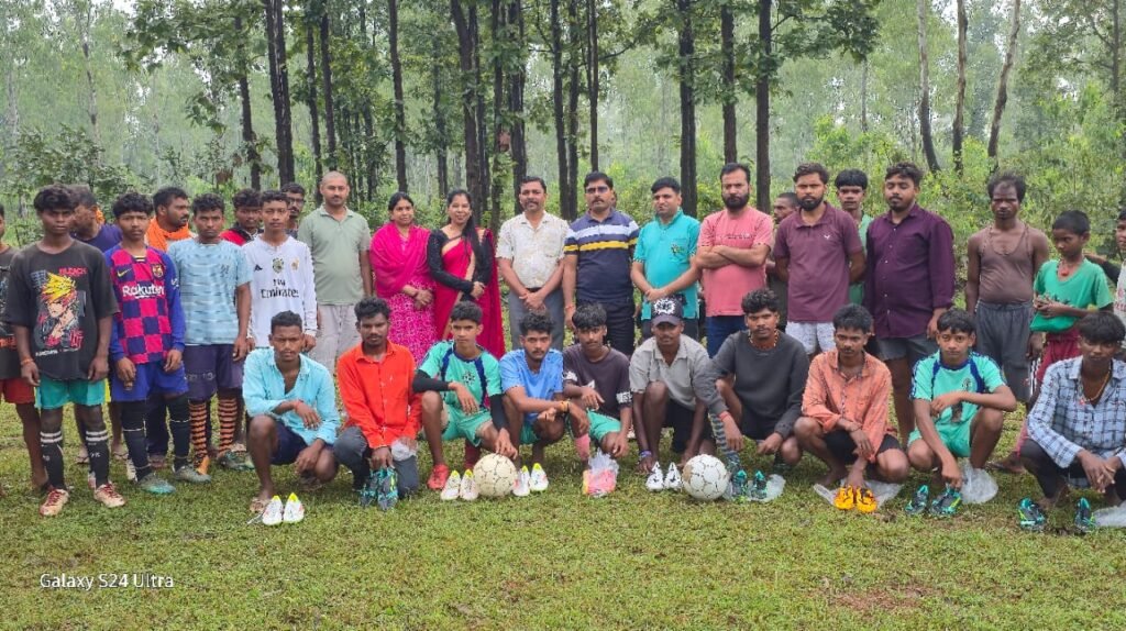 नशामुक्त समाज की ओर कदम: कोमर ग्राम में फुटबॉल से बच्चों को नई दिशा नशामुक्त समाज की ओर कदम: कोमर ग्राम में फुटबॉल से बच्चों को नई दिशा