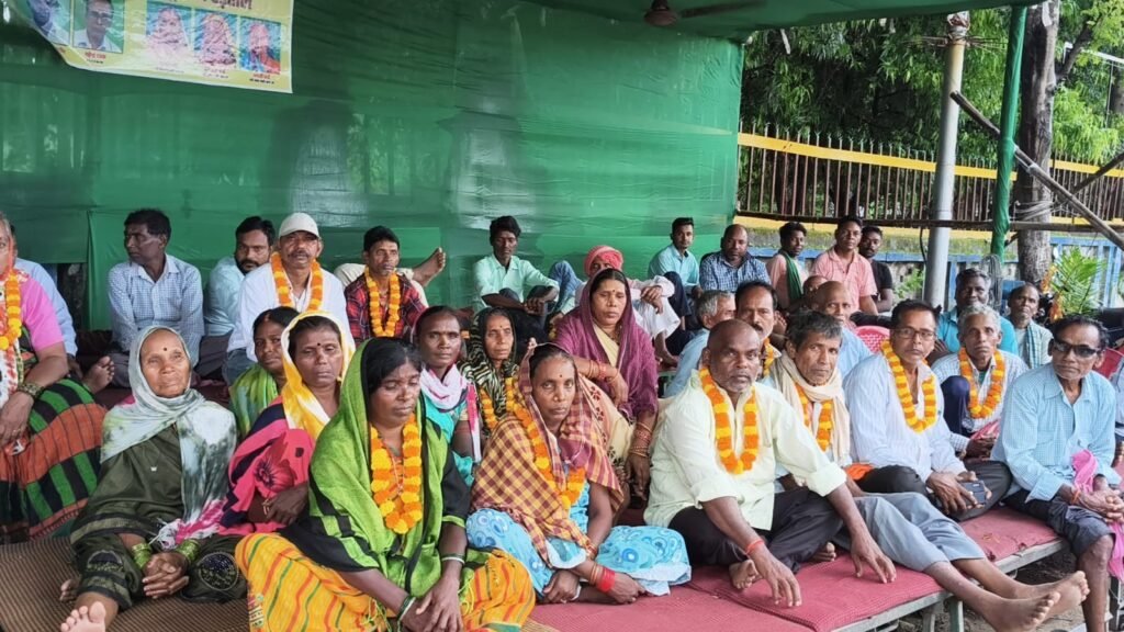 सीसीएल के वादाखिलाफ़ी पर स्वांग स्लरी मजदूरों का अनिश्चितकालीन भूख हड़ताल शुरु सीसीएल के वादाखिलाफ़ी पर स्वांग स्लरी मजदूरों का अनिश्चितकालीन भूख हड़ताल शुरु