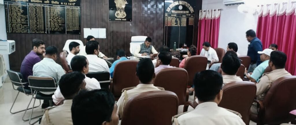 पूजा को लेकर अनुमंडल कार्यालय में प्रशासनिक अधिकारियों की बैठक पूजा को लेकर अनुमंडल कार्यालय में प्रशासनिक अधिकारियों की बैठक