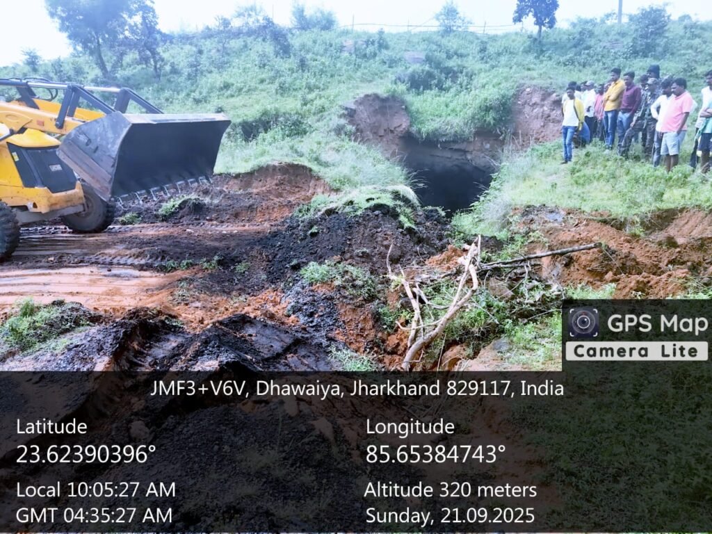 अवैध बंद पड़े कोयला खदानों में एक बार फिर से प्रशासन का चला बुलडोजर