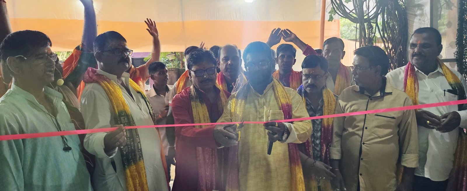 शारदीय नवरात्र के पहले दिन काली मंदिर पूजा समिति का पट श्रद्धालुओं के लिए खोला गया शारदीय नवरात्र के पहले दिन काली मंदिर पूजा समिति का पट श्रद्धालुओं के लिए खोला गया