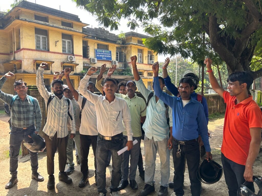 मेसर्स विवेक कंस्ट्रक्शन के विरुद्ध मजदूर हुए गोलबंद,उपश्रमायुक्त को सौंपा ज्ञापन मेसर्स विवेक कंस्ट्रक्शन के विरुद्ध मजदूर हुए गोलबंद,उपश्रमायुक्त को सौंपा ज्ञापन