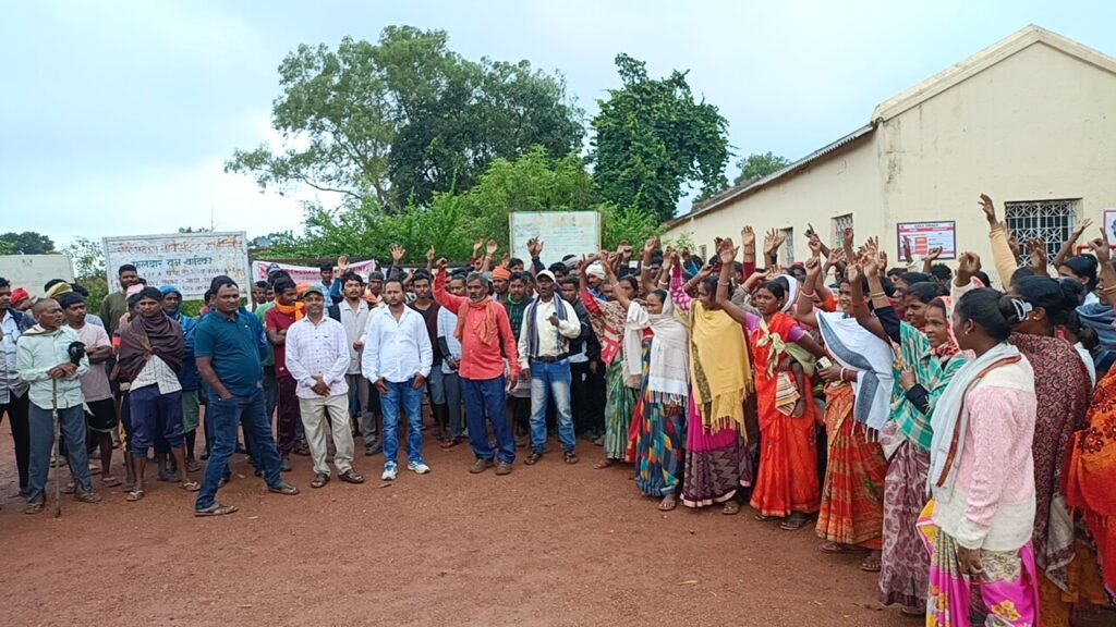 हिंडाल्को की मनमानी नहीं चलेगी:सेरेंगदाग माइंस पर ग्रामीणों का गुस्सा,ऑफिस में तालाबंदी हिंडाल्को की मनमानी नहीं चलेगी:सेरेंगदाग माइंस पर ग्रामीणों का गुस्सा,ऑफिस में तालाबंदी