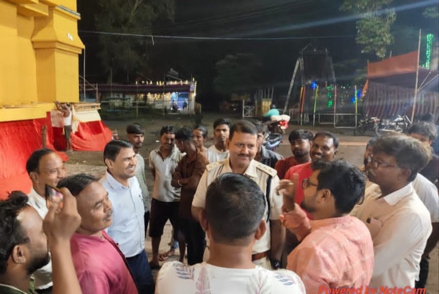 तेनुघाट:दुर्गा पूजा को लेकर प्रशासन सतर्क, शांति बनाए रखने हेतु फ्लैग मार्च तेनुघाट:दुर्गा पूजा को लेकर प्रशासन सतर्क, शांति बनाए रखने हेतु फ्लैग मार्च