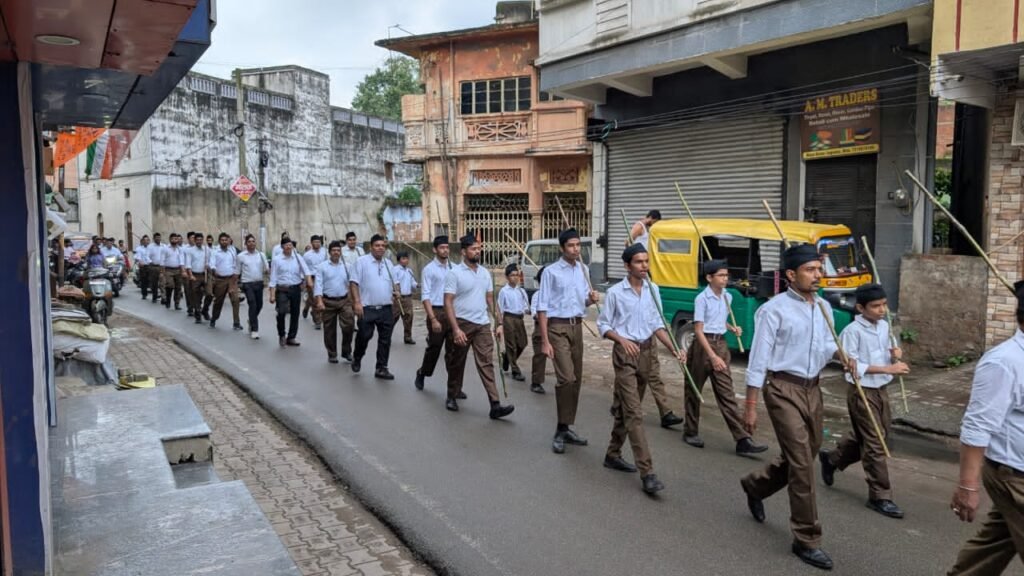 संघ का शताब्दी वर्ष देशभर में समारोह पूर्वक मना,शहर के दर्जनों जगहों पर पथ संचलन में हजारों स्वयंसेवक हुए शरीक