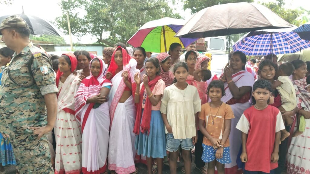 करंजटोली से गुटवा तक जर्जर सड़क पर ग्रामीणों का फूटा आक्रोश, किया एनएच जाम