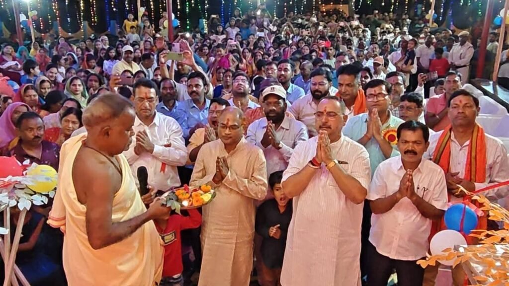 गोमिया:स्वांग में मां दुर्गा का पट खुला,भक्तों ने जयकारों संग की पूजा-अर्चना गोमिया:स्वांग में मां दुर्गा का पट खुला,भक्तों ने जयकारों संग की पूजा-अर्चना