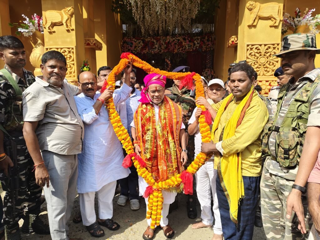 झामुमो नेता ने मिर्जाचौकी में दुर्गा पूजा के दौरान माता कालरात्रि की पूजा-अर्चना की