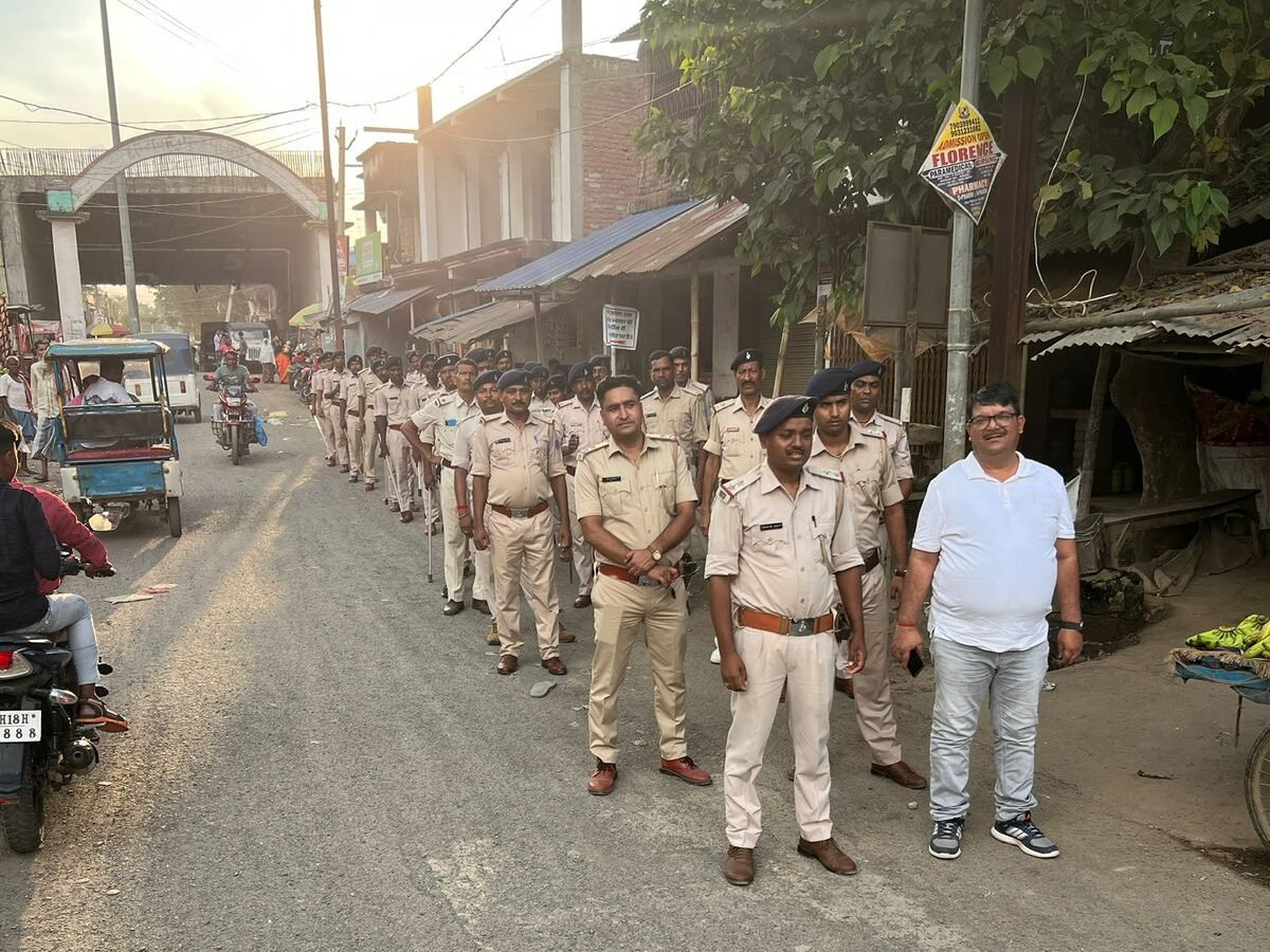 उधवा में दुर्गा पूजा को लेकर फ्लैग मार्च उधवा में दुर्गा पूजा को लेकर फ्लैग मार्च