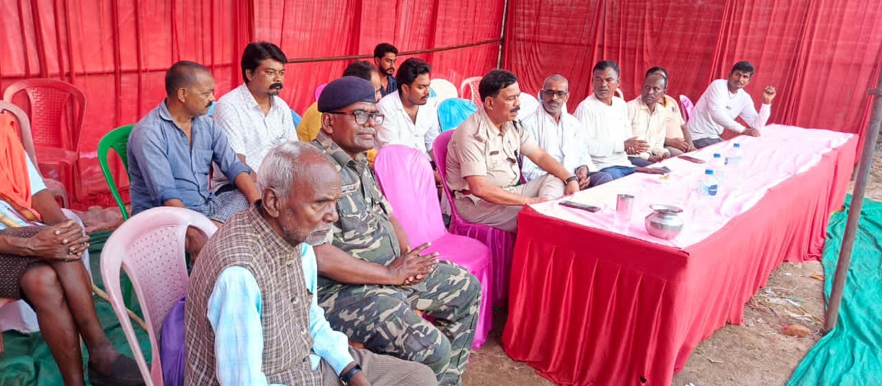 मनिका में दुर्गा पूजा की तैयारी का DSP ने लिया जायजा मनिका में दुर्गा पूजा की तैयारी का DSP ने लिया जायजा
