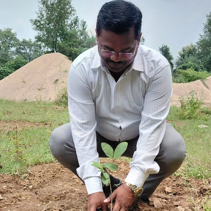 सतबरवा प्रखंड कार्यालय परिसर में हुआ पौधा रोपण,अधिकारियों व जनप्रतिनिधियों ने लिया पर्यावरण संरक्षण का संकल्प