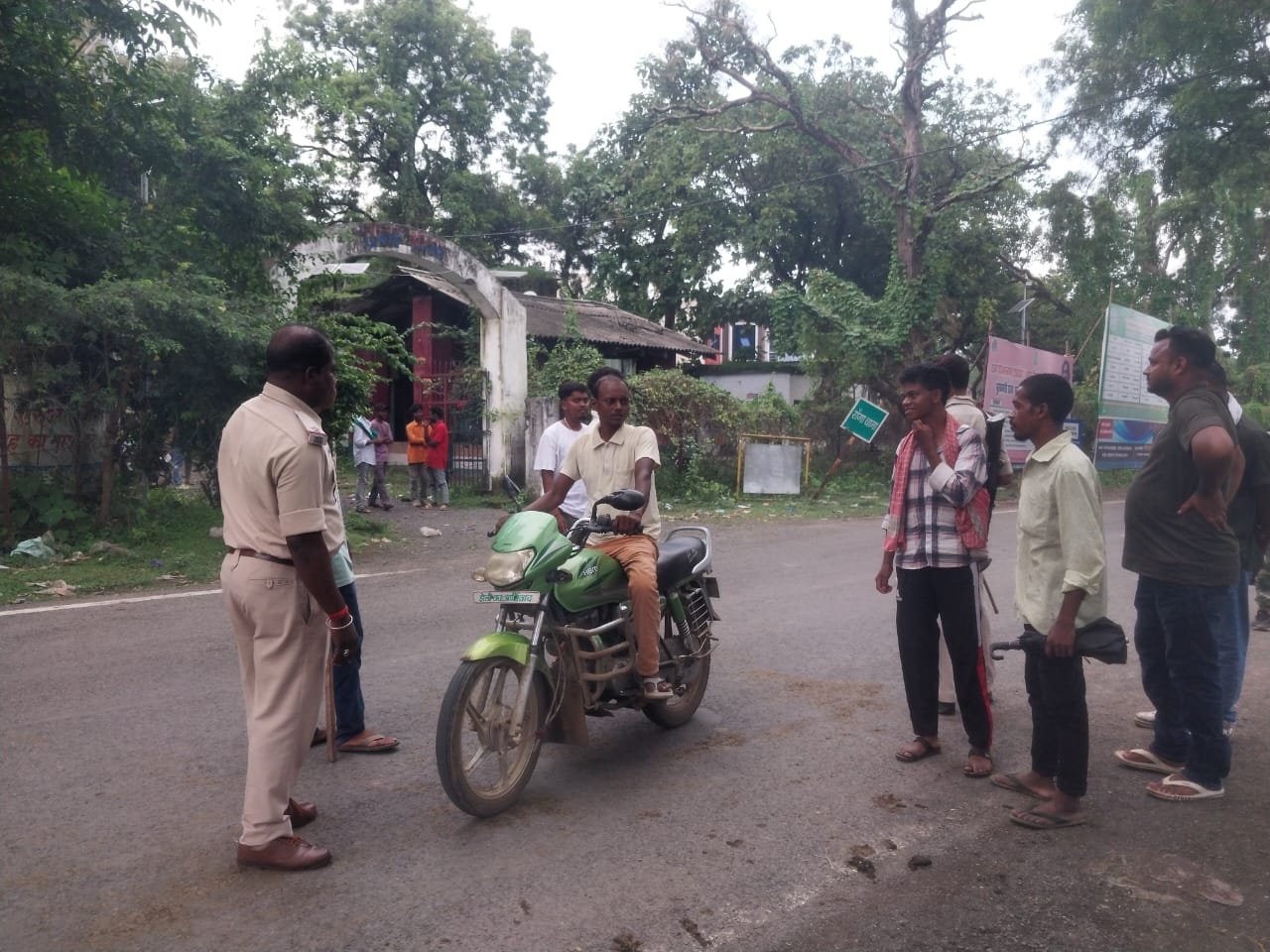 बिना हेलमेट चालकों पर पुलिस की सख्ती, हिदायत के बाद छोड़ा गया बिना हेलमेट चालकों पर पुलिस की सख्ती, हिदायत के बाद छोड़ा गया