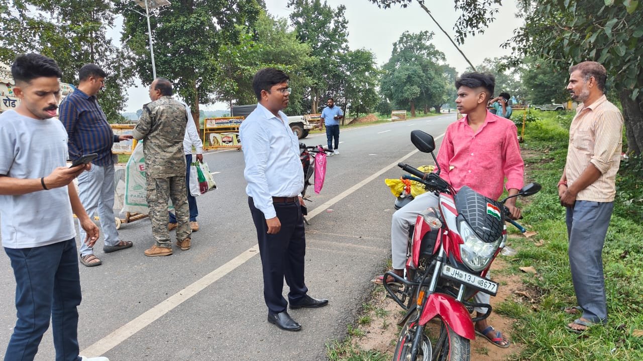 लातेहार में विशेष वाहन जांच अभियान, 16 वाहन चालकों पर जुर्माना,वसूले गए 45 हजार रुपये लातेहार में विशेष वाहन जांच अभियान, 16 वाहन चालकों पर जुर्माना,वसूले गए 45 हजार रुपये