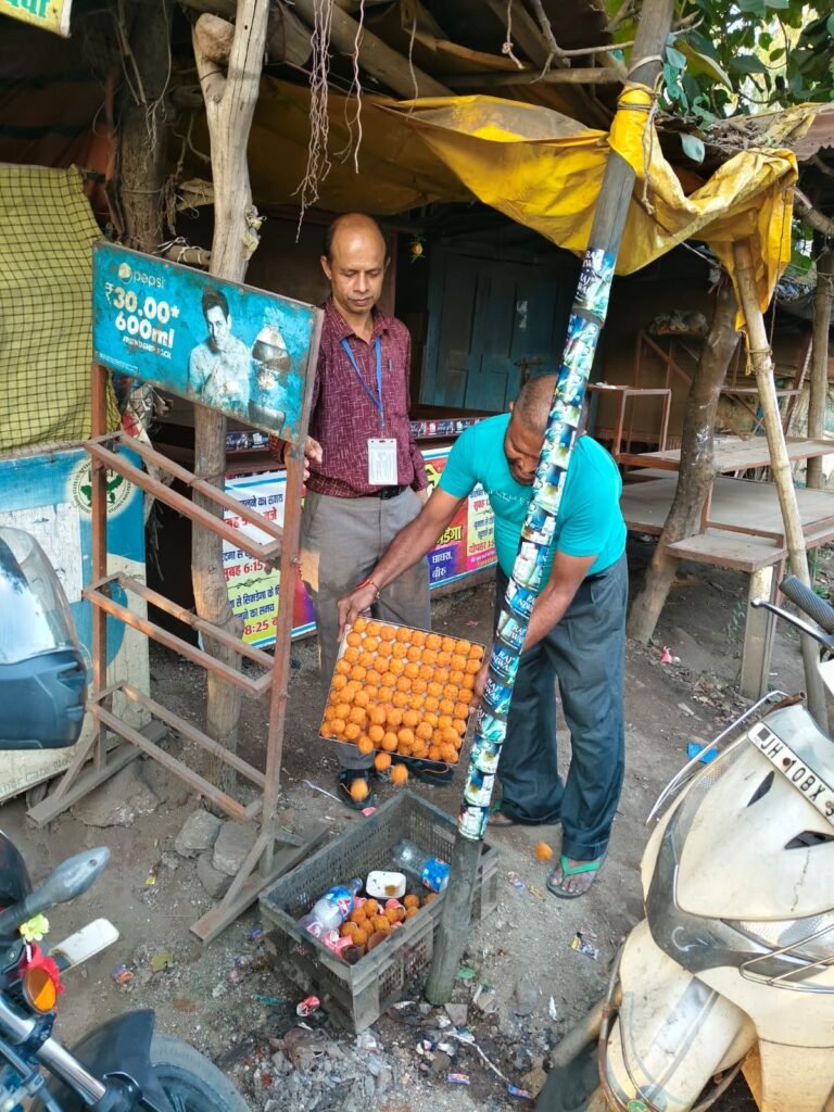लातेहार:पर्व-त्योहार को लेकर खाद्य प्रतिष्ठानों की जांच, 100 किलो मिलावटी लड्डू नष्ट