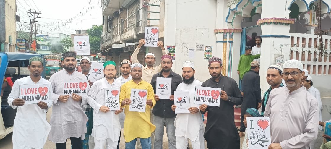कानपुर एफआईआर के विरोध में उधवा के लोगों ने जताई आपत्ति, ‘आई लव मोहम्मद’ लिखे बोर्ड लेकर किया प्रदर्शन कानपुर एफआईआर के विरोध में उधवा के लोगों ने जताई आपत्ति, ‘आई लव मोहम्मद’ लिखे बोर्ड लेकर किया प्रदर्शन