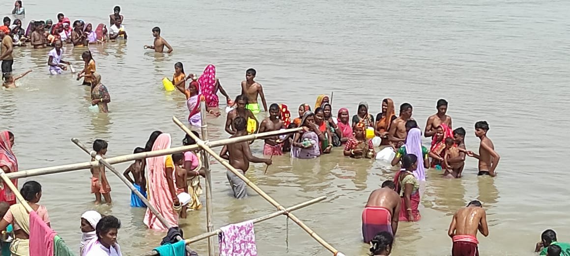 भादो पूर्णिमा पर हजारों श्रद्धालुओं ने लगाई उत्तर वाहिनी गंगा में आस्था की डुबकी