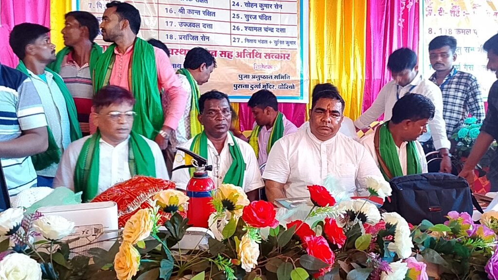 विधायक धनंजय सोरेन ने किया दुर्गा प्रतिमा का दर्शन