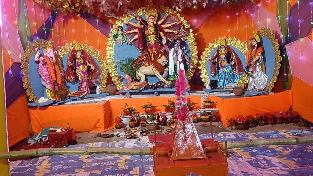 पलामू:नवरात्र की सप्तमी पर मां भगवती के पट्ट खुलते ही उमड़ी श्रद्धालुओं की भीड़ पलामू:नवरात्र की सप्तमी पर मां भगवती के पट्ट खुलते ही उमड़ी श्रद्धालुओं की भीड़