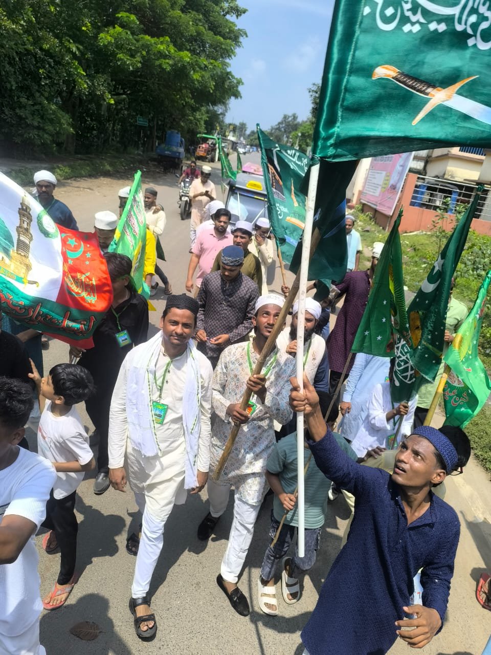 ईद मिलादुन्नबी पर मुस्लिम समुदाय ने निकाली जुलूस, अमन-चैन की मांगी दुआ ईद मिलादुन्नबी पर मुस्लिम समुदाय ने निकाली जुलूस, अमन-चैन की मांगी दुआ