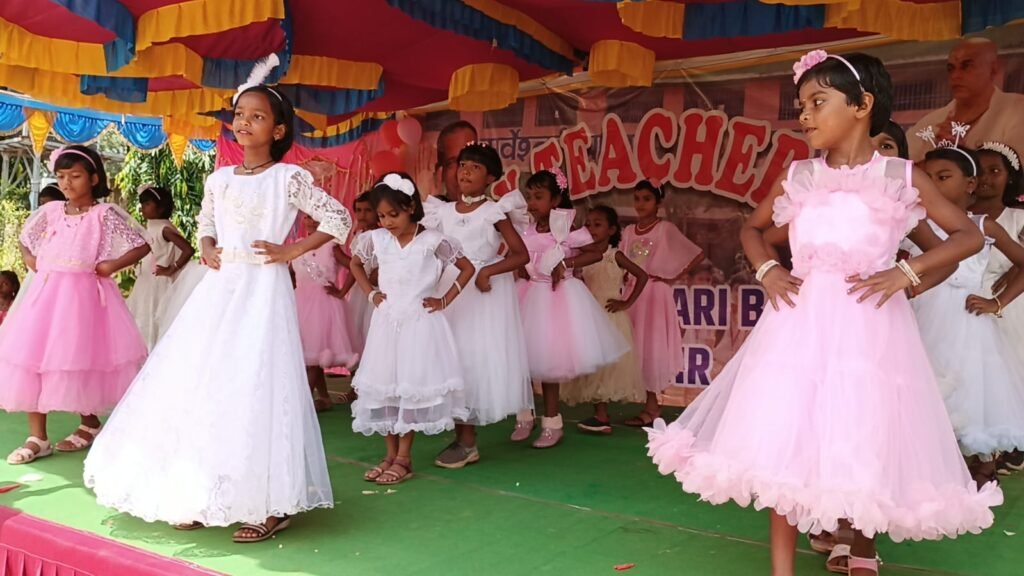 सर्वेश्वरी बाल मंदिर स्कूल में शिक्षक दिवस समारोह का आयोजन, किया गया सर्वेश्वरी बाल मंदिर स्कूल में शिक्षक दिवस समारोह का आयोजन, किया गया