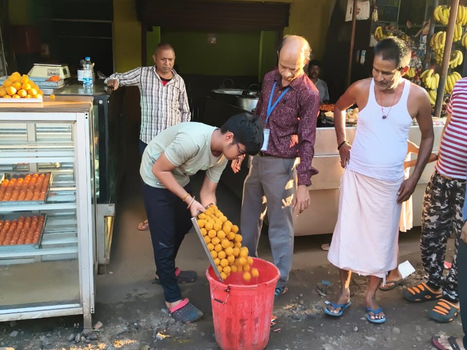 लातेहार:पर्व-त्योहार को लेकर खाद्य प्रतिष्ठानों की जांच, 100 किलो मिलावटी लड्डू नष्ट