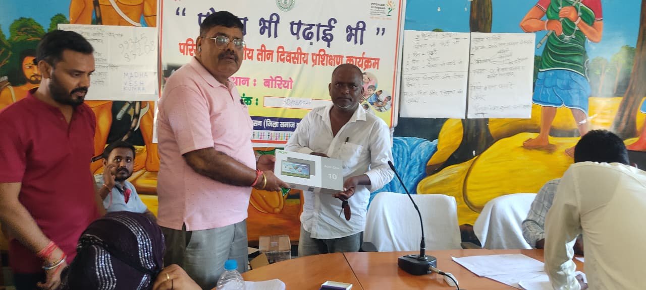बोरियो प्रखंड के 70 विद्यालयों में शिक्षकों को टैब का वितरण