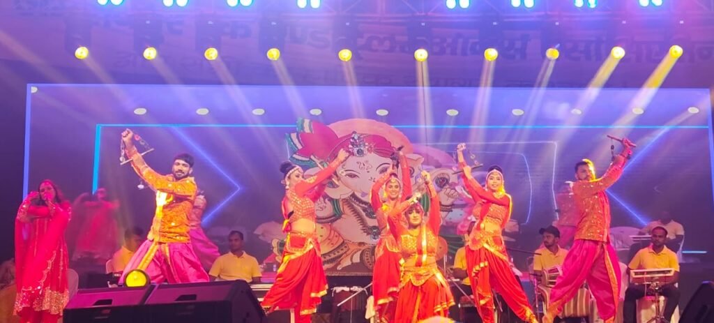 मशहूर गायिका अक्षरा सिंह जमशेदपुर पहुंची ।