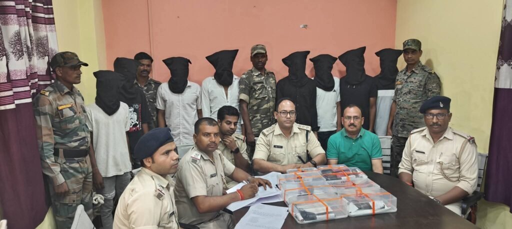 गढ़वा में बड़ी लूट की साजिश नाकाम, 8 कुख्यात अपराधी गिरफ्तार गढ़वा में बड़ी लूट की साजिश नाकाम, 8 कुख्यात अपराधी गिरफ्तार