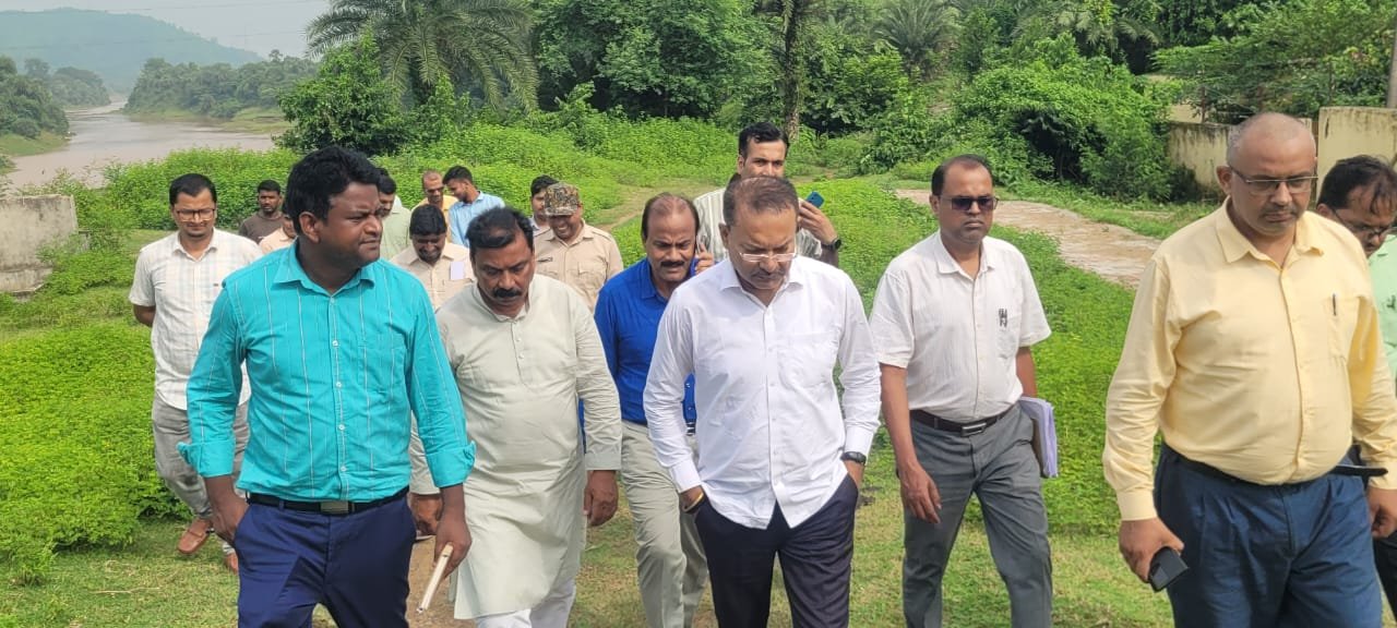उप विकास आयुक्त ने किया गुमानी बराज परियोजना का निरीक्षण उप विकास आयुक्त ने किया गुमानी बराज परियोजना का निरीक्षण