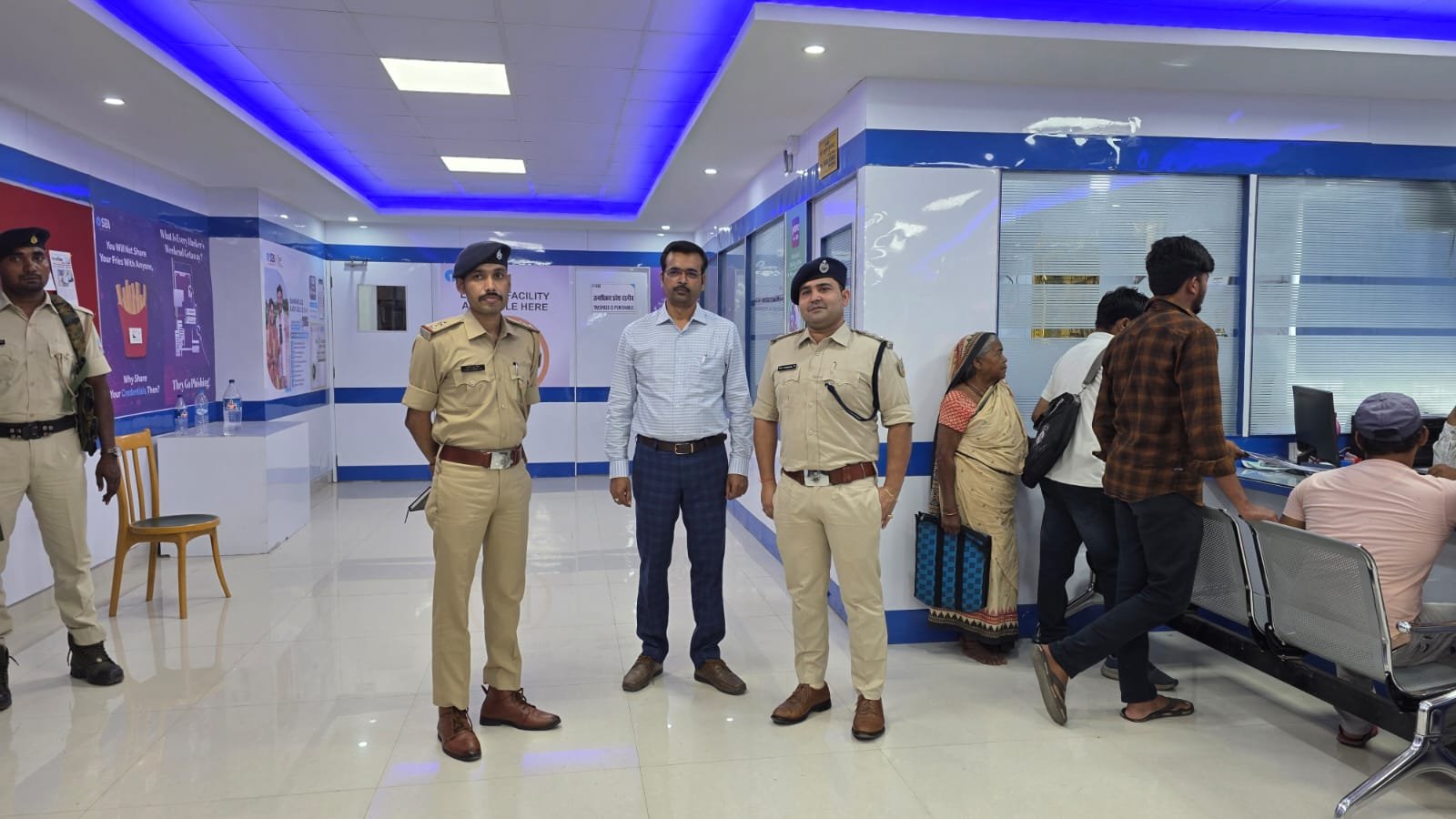 बैंकों की सुरक्षा व्यवस्था का एसडीपीओ ने किया निरीक्षण बैंकों की सुरक्षा व्यवस्था का एसडीपीओ ने किया निरीक्षण